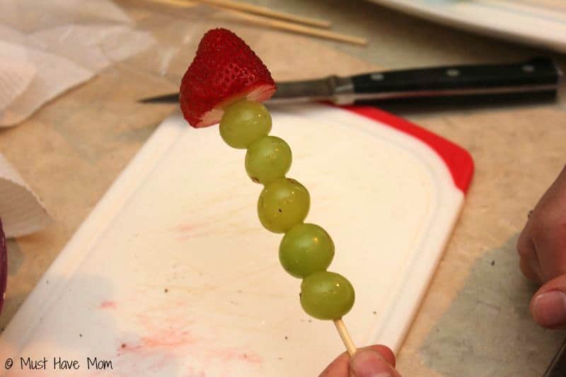 Easy caterpillar fruit kabobs kids party food ideas! Great healthy party food for kids that is a cute caterpillar! 