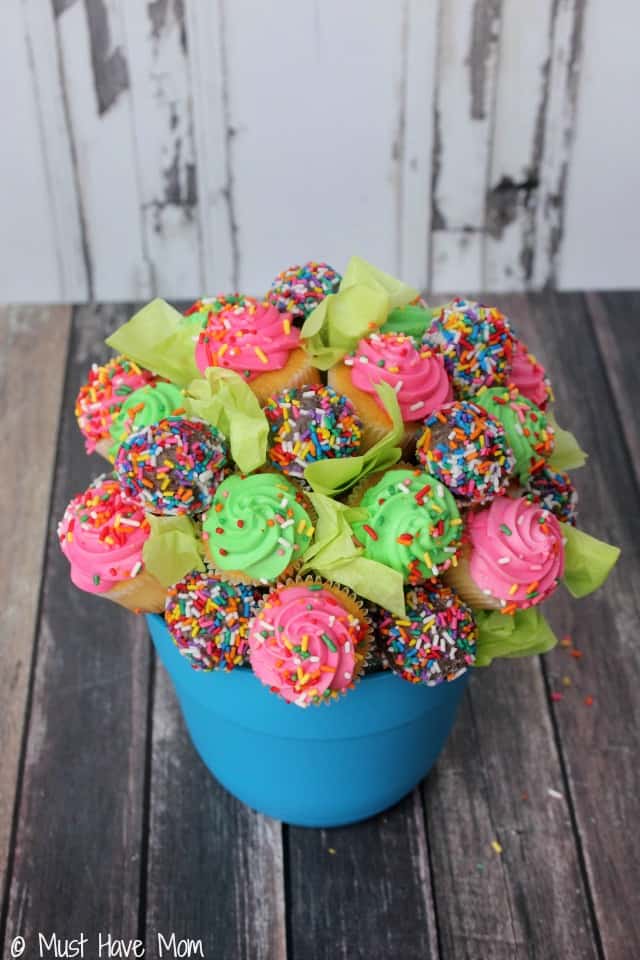 Easy Cupcake Bouquet that you can make in 15 minutes! Best DIY Cupcake Bouquet Idea I've seen. Make a great last minute Birthday gift idea for anyone!