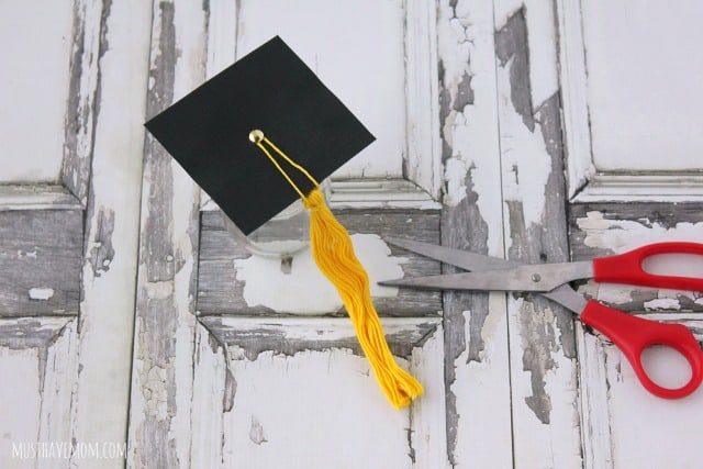 DIY Graduation Gift Idea: Money Diplomas stuffed in a graduation cap mason jar! Instructions for making it all!