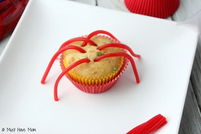 Crab Cupcakes dessert idea for a beach party or summer dessert idea! Would be great for an ocean themed party too!