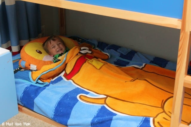 Easy Trick To Help Kids Make Their Beds Easily! Plus the easiest way to make the bed when you have bunk beds!