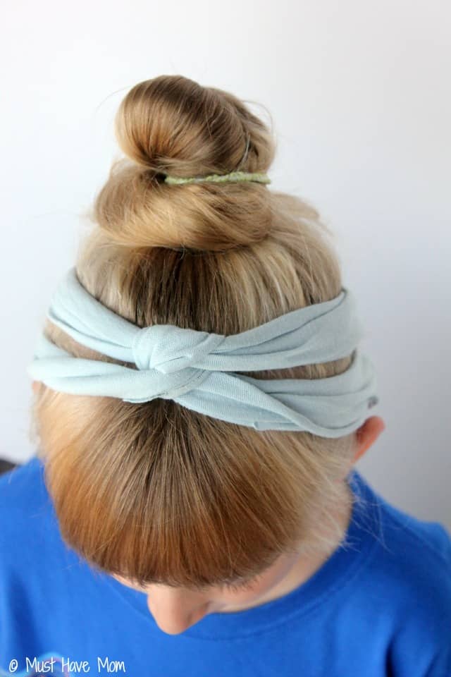 DIY No Sew Headband Made From A T-Shirt!  Step by Step tutorial to recycle your t-shirt into a no sew headband! Super cute hair idea