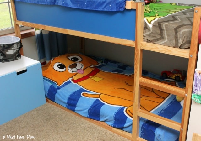 Easy Trick To Help Kids Make Their Beds Easily! Plus the easiest way to make the bed when you have bunk beds!