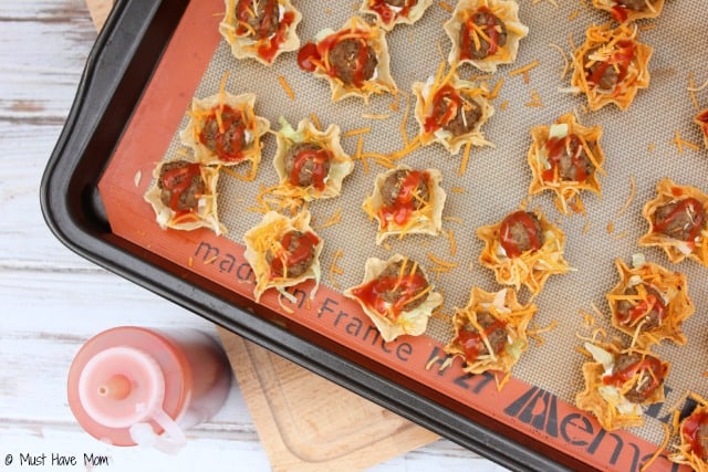 Mini Taco Salad Bites Recipe. These would make awesome appetizers or an easy lunch idea that is kid friendly! LOVE these!