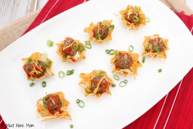 Mini Taco Salad Bites Recipe. These would make awesome appetizers or an easy lunch idea that is kid friendly! LOVE these!