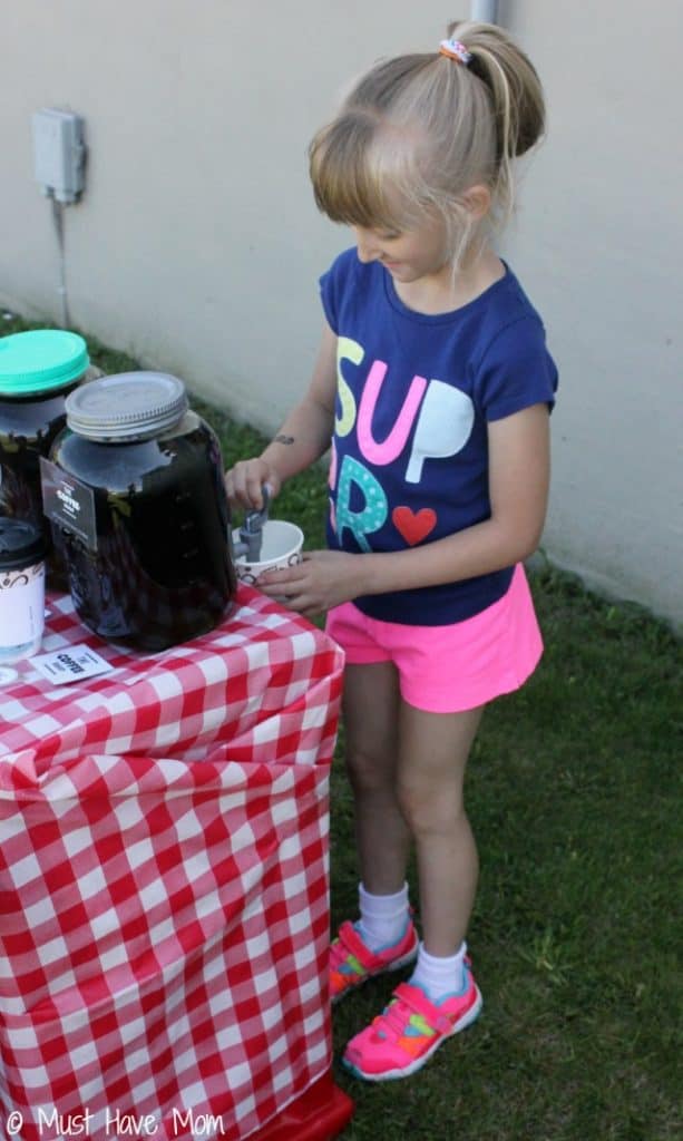 Pretend Play Coffee Shop Idea with tons of fun ideas for outdoor coffee shop setup and free printables too! Love this kids activities idea that they can play outside!