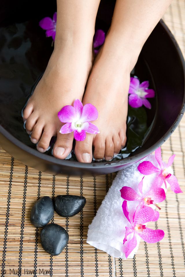DIY Skin Renewing Foot Soak using Listerine, vinegar and water! The dead skin practically falls off and leaves you with silky smooth feet!