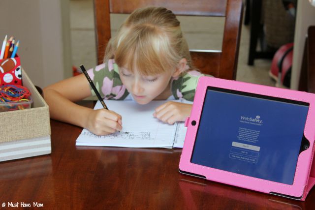 Genius! Portable Homework Station Idea. This is perfect for kids homework. Just pull it out and the kids have everything they need to complete their assignments! Great Back To School Idea