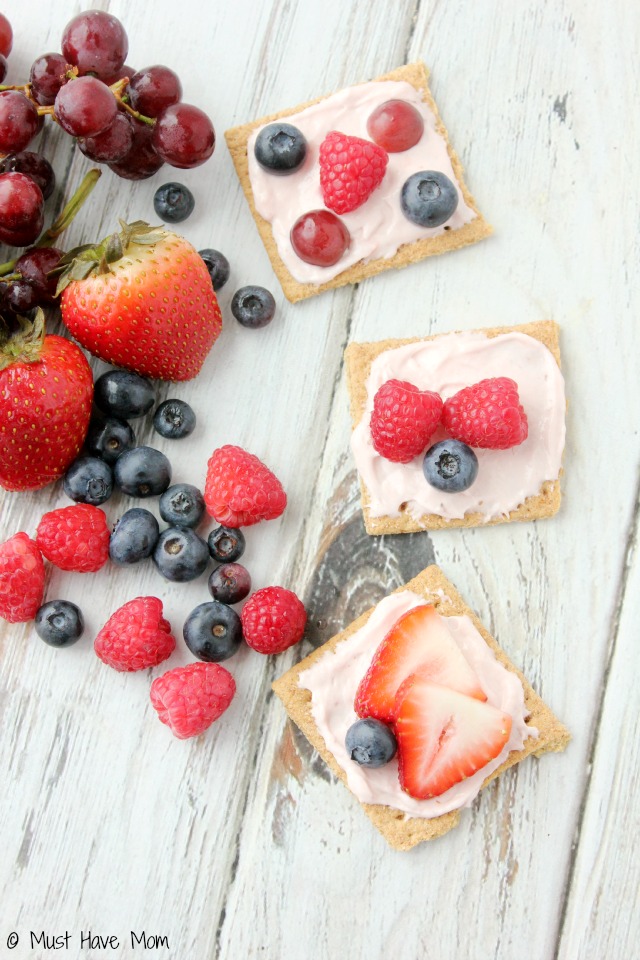 Easy No Bake Cinnamon Graham Mini Fruit Pizzas with whipped strawberry spread recipe! These are SO amazing and SO easy Great after school snack, easy no bake dessert idea, just keep spread in the fridge and make one anytime!