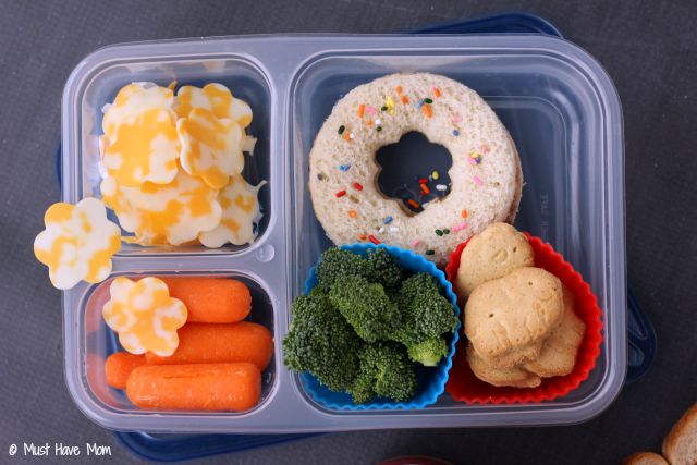 Tips to make the first day of school lunch special! Fun school lunch idea + free lunchbox notes printable!