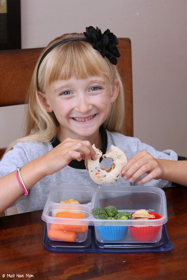 Tips to make the first day of school lunch special! Fun school lunch idea + free lunchbox notes printable!