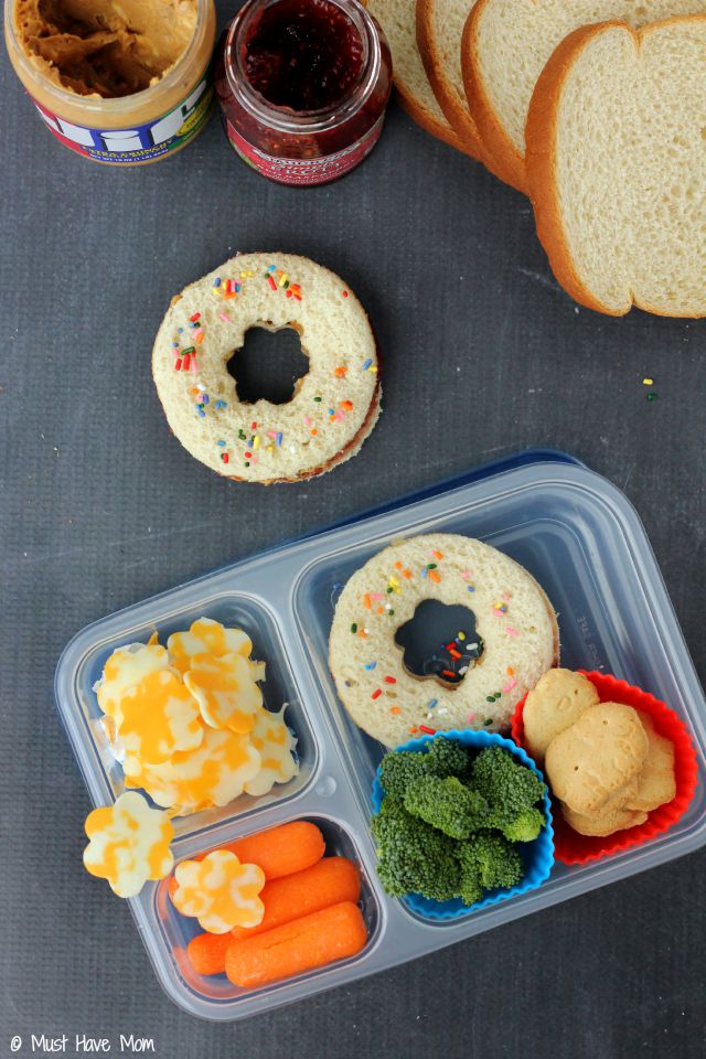 Adorable Back to School Lunch Boxes and a FREE 1st Day of School Sign