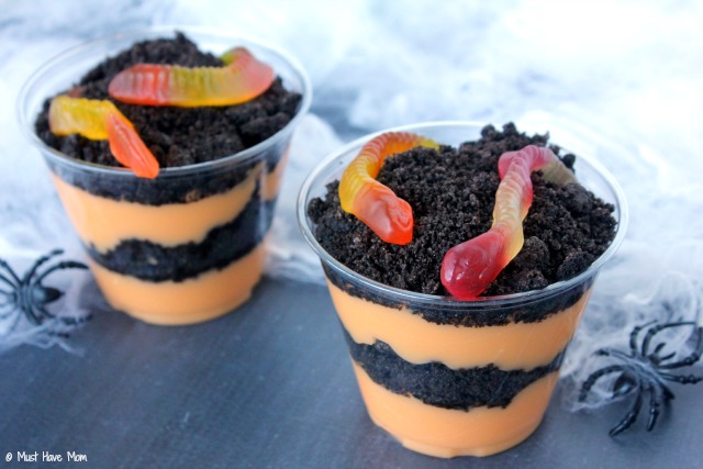 Halloween Orange Scream Pudding Cup Recipe Idea. Love this Halloween pudding cup idea and the pudding is amazing! The orange and black pudding cup is perfect for a halloween treat idea too!