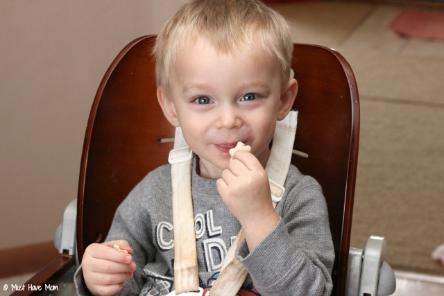 Mini PB&J Finger Foods perfect for toddlers to pick up and self feed! Great for learning to use that pincher grasp and bite size so they can easily chew them up!