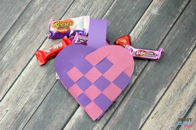 Woven Heart Basket Pattern and Tutorial with detailed instructions on how to make them! Perfect Valentine's Day basket and easy enough for a kids Valentine's Day project! These are like the scandinavian heart baskets but this tutorial makes them so easy!