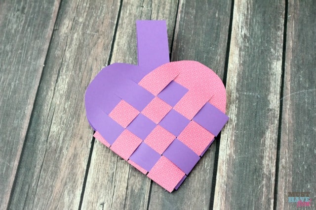 Woven Heart Basket Pattern and Tutorial with detailed instructions on how to make them! Perfect Valentine's Day basket and easy enough for a kids Valentine's Day project! These are like the scandinavian heart baskets but this tutorial makes them so easy!