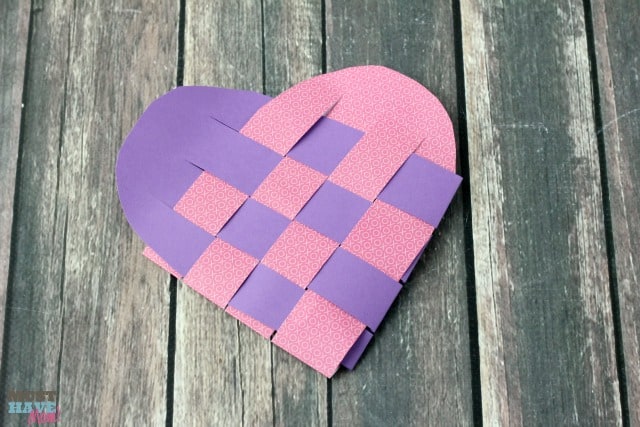 Woven Heart Basket Pattern and Tutorial with detailed instructions on how to make them! Perfect Valentine's Day basket and easy enough for a kids Valentine's Day project! These are like the scandinavian heart baskets but this tutorial makes them so easy!