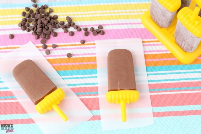 Nutritious Fudge Bars Recipe using greek yogurt! These pack extra calcium and nutrients too! Easy homemade fudge pops that the kids can even help make!