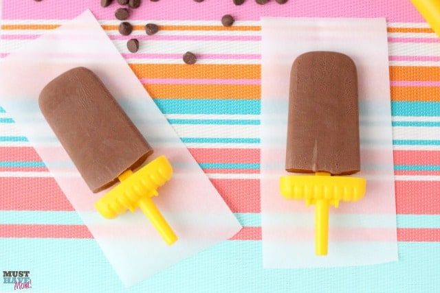 Nutritious Fudge Bars Recipe using greek yogurt! These pack extra calcium and nutrients too! Easy homemade fudge pops that the kids can even help make!