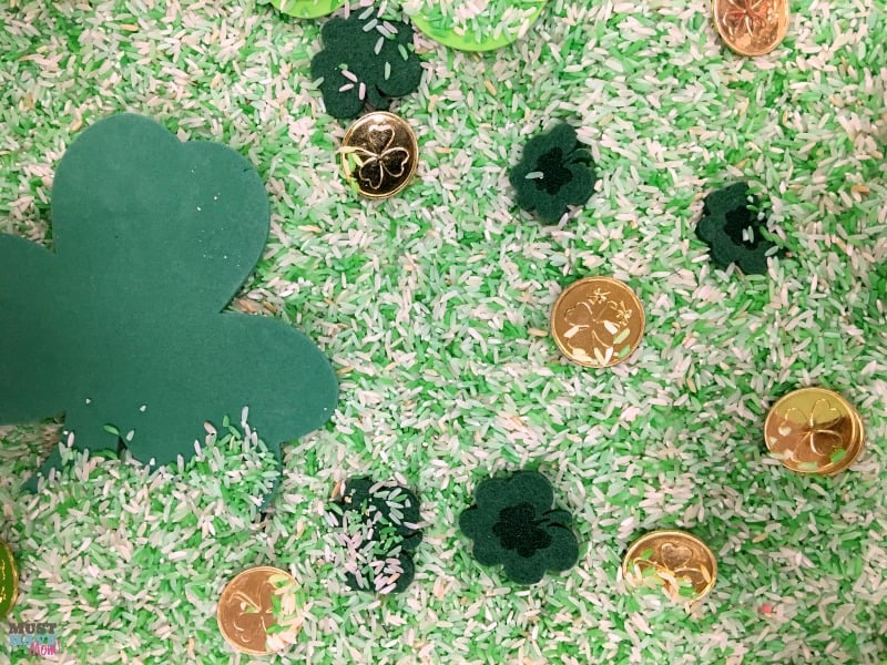 St. Patrick's Day Sensory Table & Instructions To Dye Your Rice Green! This fun green sensory rice DIY is the perfect St. Patrick's Day toddler activity or preschool activity! 