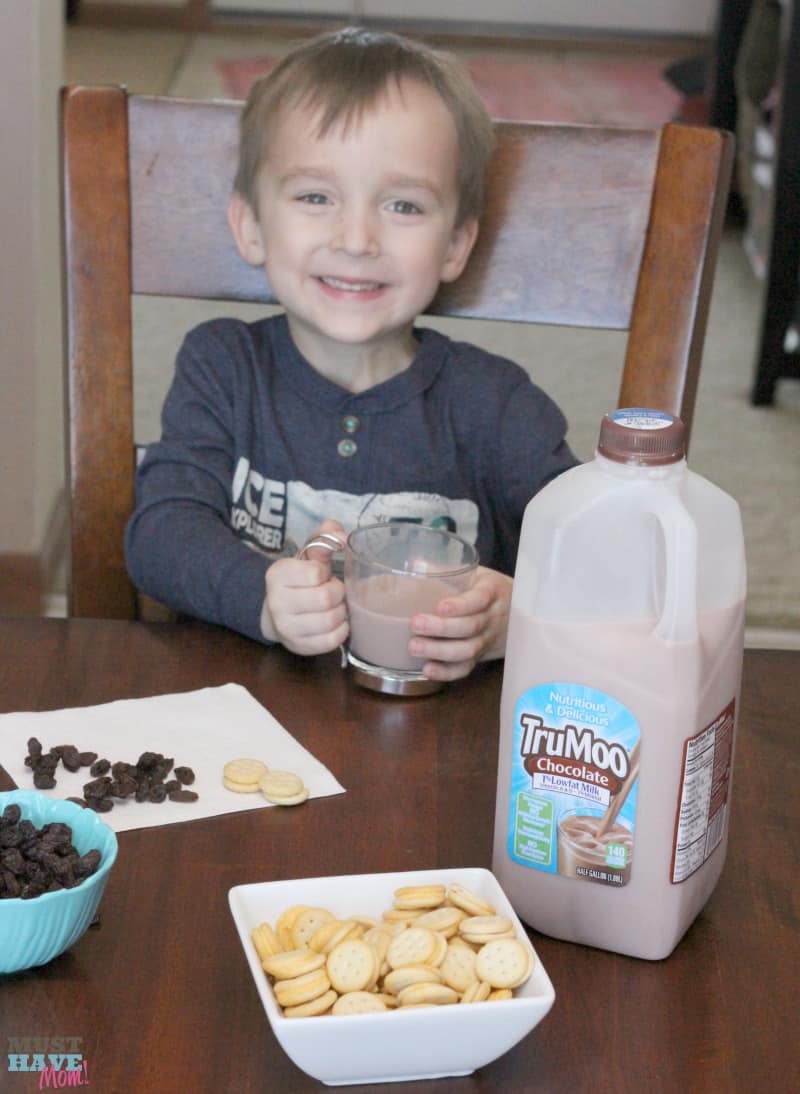 DIY Self Watering Milk Jug Planter Idea! Make your own self watering planter out of a milk jug. Upcycle and reuse your milk jug and get the kids involved! Milk jug gardening ideas!