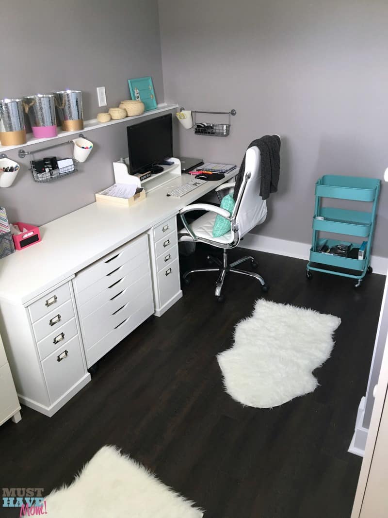 Home office makeover with storage ideas and small tips that make a big impact. Love all these office storage ideas! The hidden storage leaves you with a neat and tidy office space that is functional. 