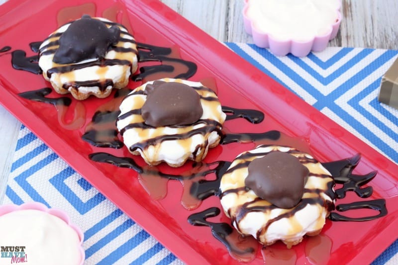 Chocolate and Caramel TURTLES® easy mini cheesecakes recipe! These no bake mini cheesecakes are the perfect easy dessert idea! Quick easy dessert that looks fancy!