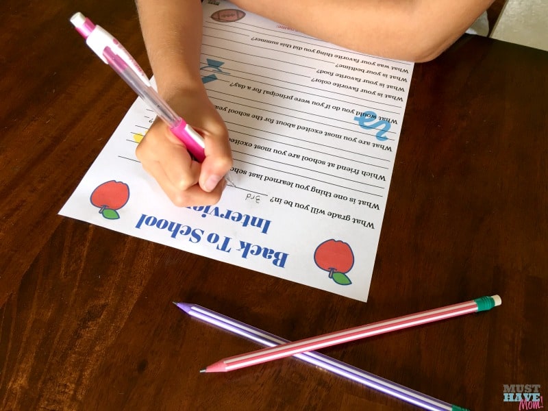 Free printable back to school interview questionnaire! Interview your kids each year before the new school year and save them! Fun back to school activity! 