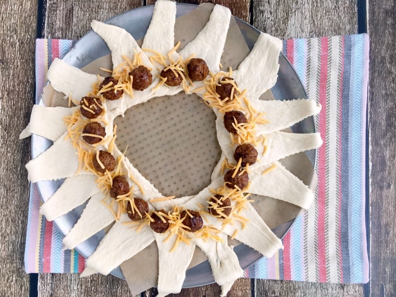 Easy Meatball Taco Ring Recipe! Great weeknight recipe idea or party food idea! Could be served as an appetizer or a meal. Crowd pleasing recipe! Easy recipe to whip together and have done in 30 minutes or less!