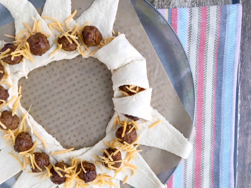 Easy Meatball Taco Ring Recipe! Great weeknight recipe idea or party food idea! Could be served as an appetizer or a meal. Crowd pleasing recipe! Easy recipe to whip together and have done in 30 minutes or less!