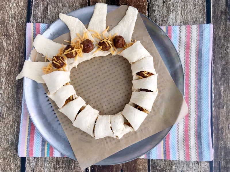 Easy Meatball Taco Ring Recipe! Great weeknight recipe idea or party food idea! Could be served as an appetizer or a meal. Crowd pleasing recipe! Easy recipe to whip together and have done in 30 minutes or less!