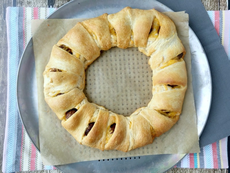 Easy Meatball Taco Ring Recipe! Great weeknight recipe idea or party food idea! Could be served as an appetizer or a meal. Crowd pleasing recipe! Easy recipe to whip together and have done in 30 minutes or less!