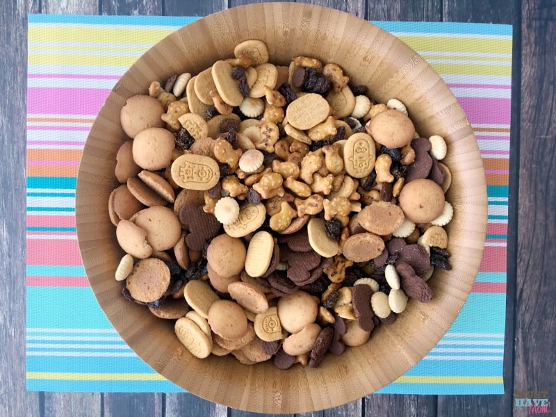 The BEST travel snack hacks for kids! Mess free snack ideas for in the car, travel snack mix recipe, and more! Lots of kids road trip tips!