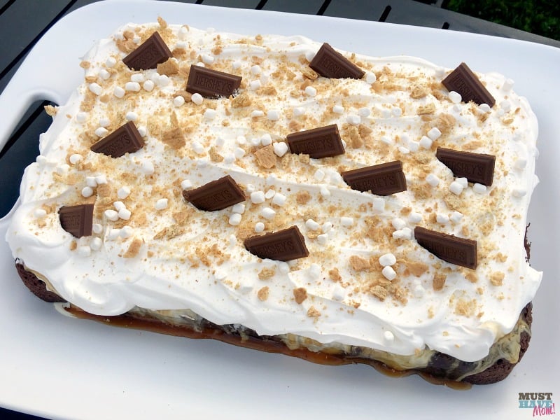 Quick and easy S'mores cake recipe! Contains marshmallow, chocolate and caramel. Great dessert idea for camping party or camping outdoor theme.