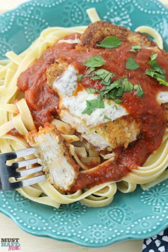 Juicy and crispy chicken parmesan recipe! Best chicken parmesan recipe on pinterest. Served over linguine with red sauce. Great weeknight dinner idea.