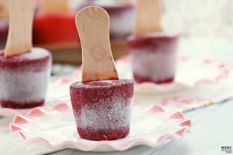 Easy frozen yogurt pops recipe! These blueberry greek yogurt frozen pops are the perfect natural teething relief! Plus she shares other natural teething remedies that work!