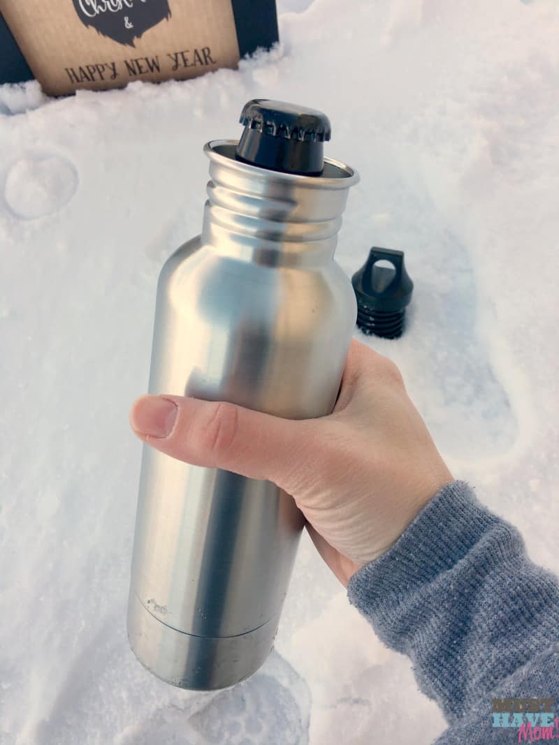 How to keep glass bottles cold and hands warm! Keep any drinks cold that are in glass bottles! Great gift idea for men! Free printable rustic Christmas sign too!