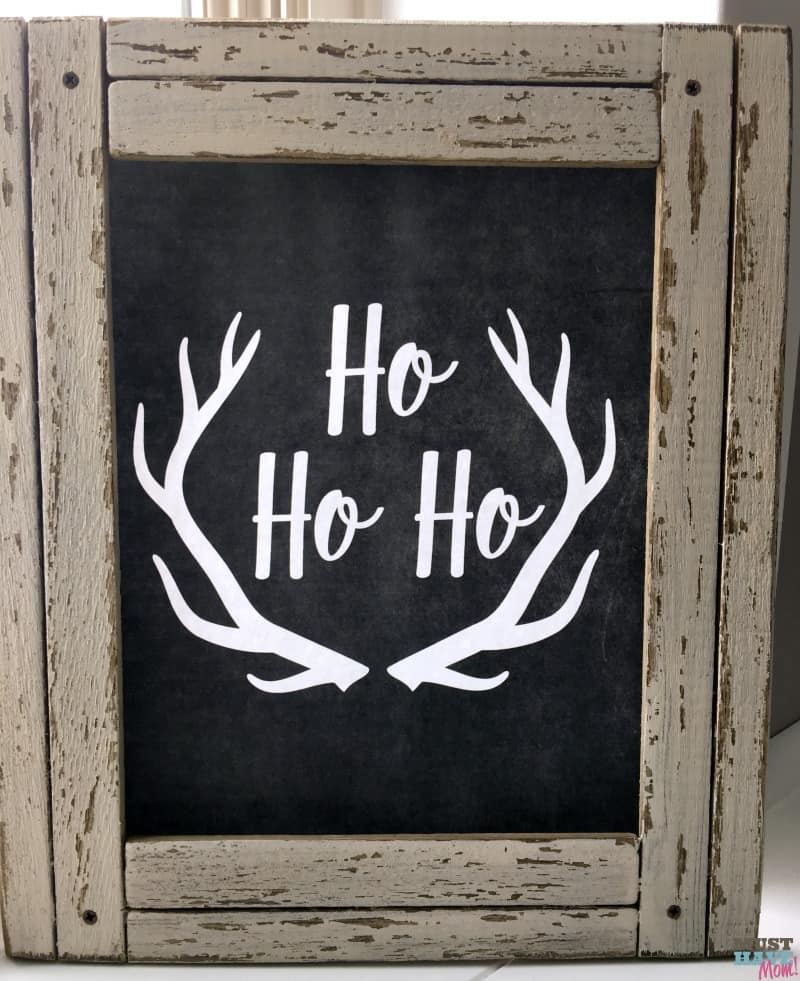 Free rustic farmhouse Christmas printable! Love this Christmas farmhouse decor idea. Free Christmas printable Ho Ho Ho rustic chalboard sign is perfect for farmhouse decor idea!