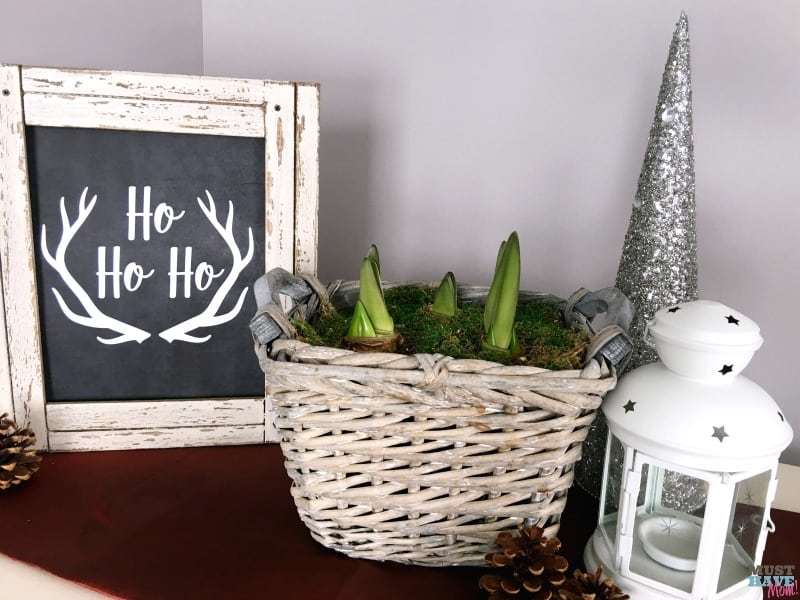 Free rustic farmhouse Christmas printable! Love this Christmas farmhouse decor idea. Free Christmas printable Ho Ho Ho rustic chalboard sign is perfect for farmhouse decor idea!