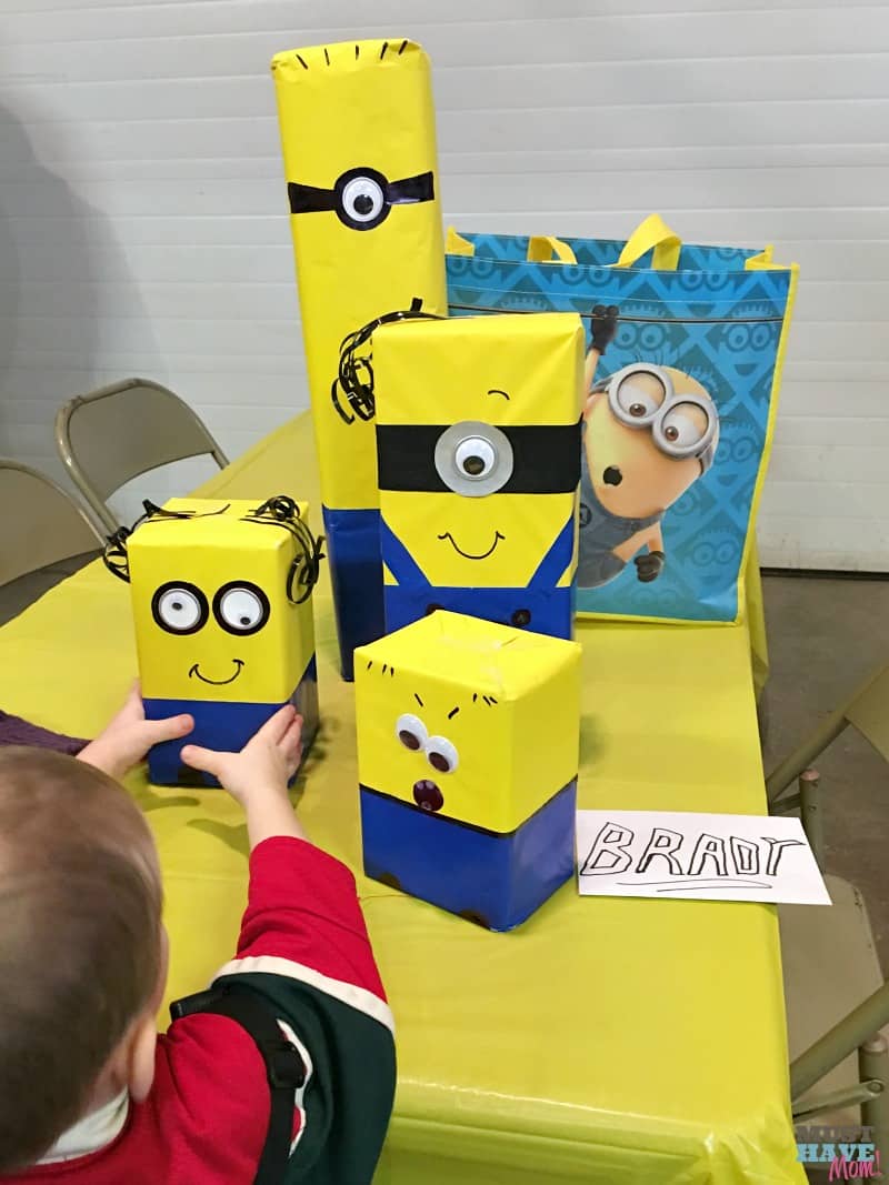Minion birthday party food ideas with free printable minion party food signs! Grab these minion party ideas and the free party printable!