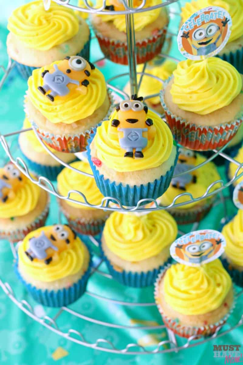 Minion birthday party food ideas with free printable minion party food signs! Grab these minion party ideas and the free party printable!