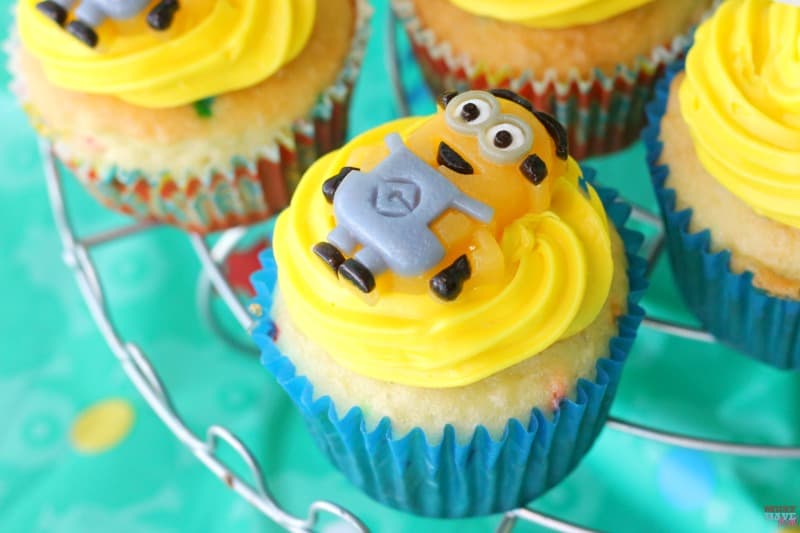 Minion birthday party food ideas with free printable minion party food signs! Grab these minion party ideas and the free party printable!