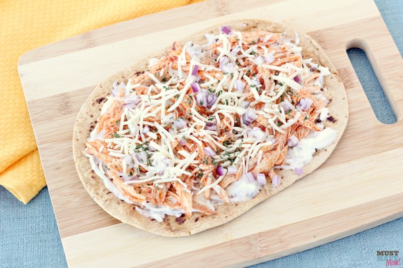21 Day Fix Pizza! This 21 day fix buffalo chicken pizza tastes amazing and includes container counts in the recipe!