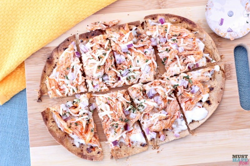 21 Day Fix Pizza! This 21 day fix buffalo chicken pizza tastes amazing and includes container counts in the recipe!