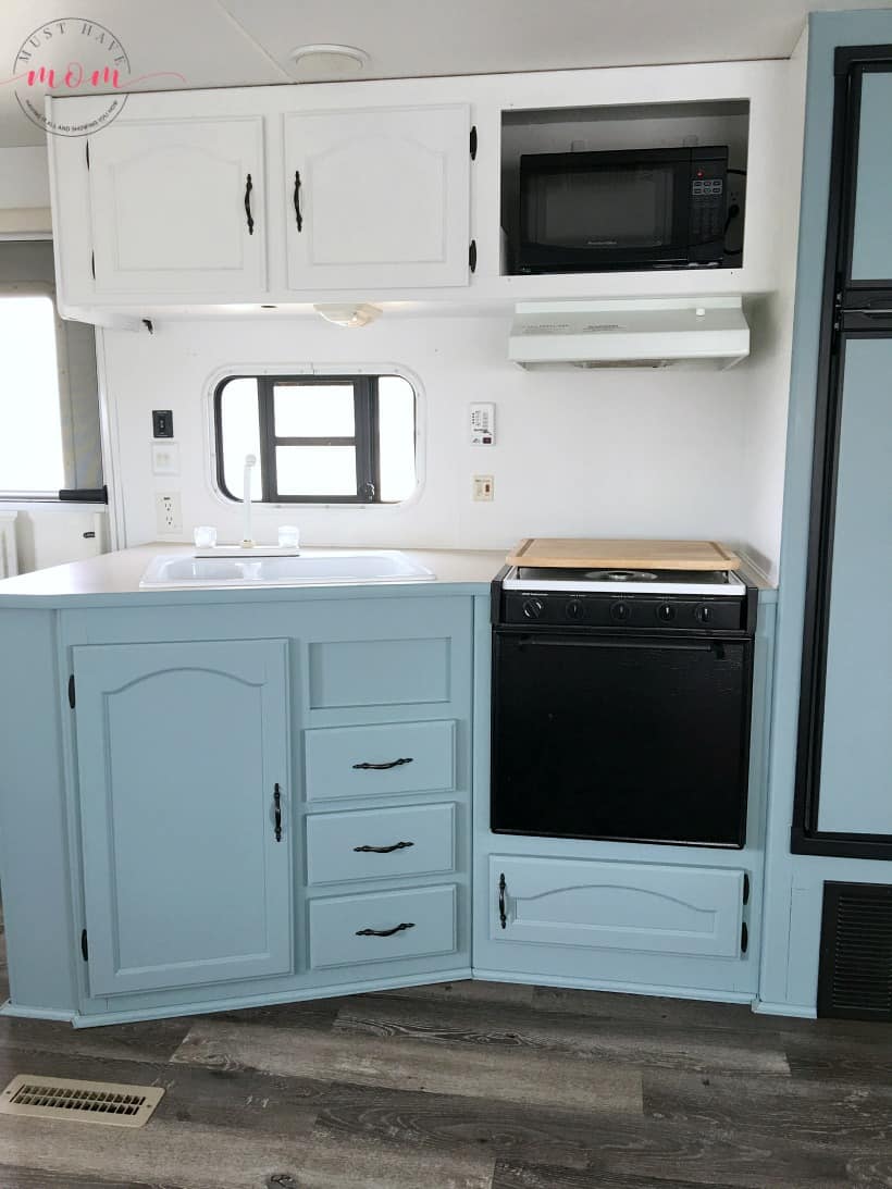 Easy RV Makeover with instructions to remodel RV interior, paint RV walls, paint 2 tone kitchen cabinets! LOVE!!