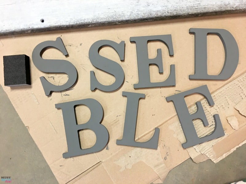 DIY Farmhouse wood signs! Make your own farmhouse style signs with these easy DIY home decor project