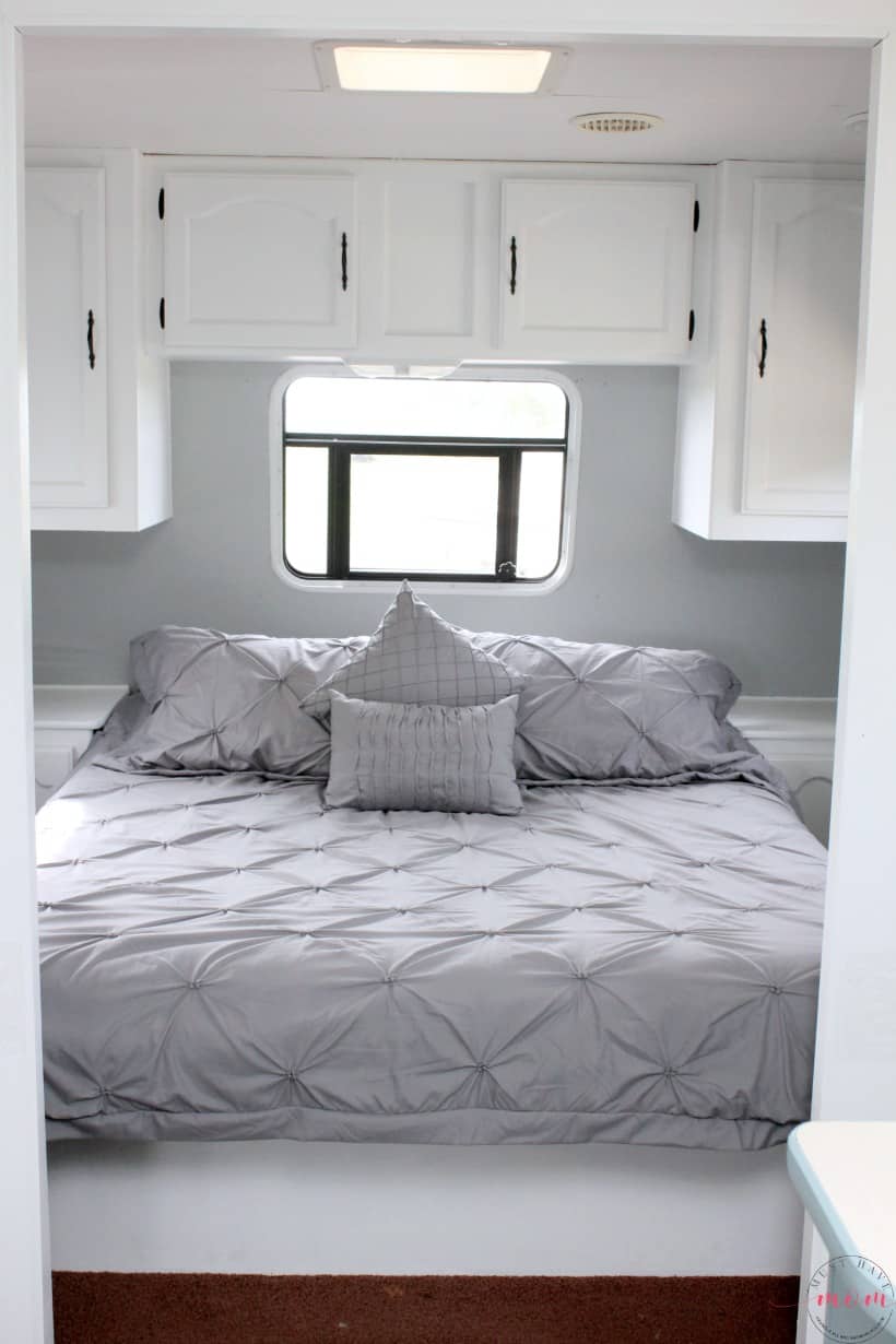Easy RV Makeover with instructions to remodel RV interior, paint RV walls, paint 2 tone kitchen cabinets! LOVE!!