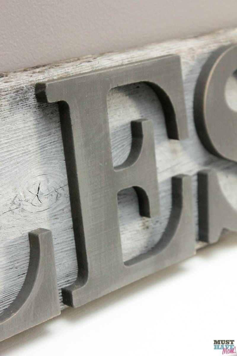 DIY Farmhouse wood signs! Make your own farmhouse style signs with these easy DIY home decor project