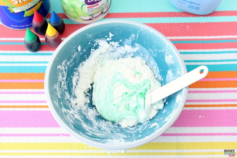 Lush Fun copycat recipe for bath tub play dough. Make homemade playdough with this bubble bath playdough recipe!