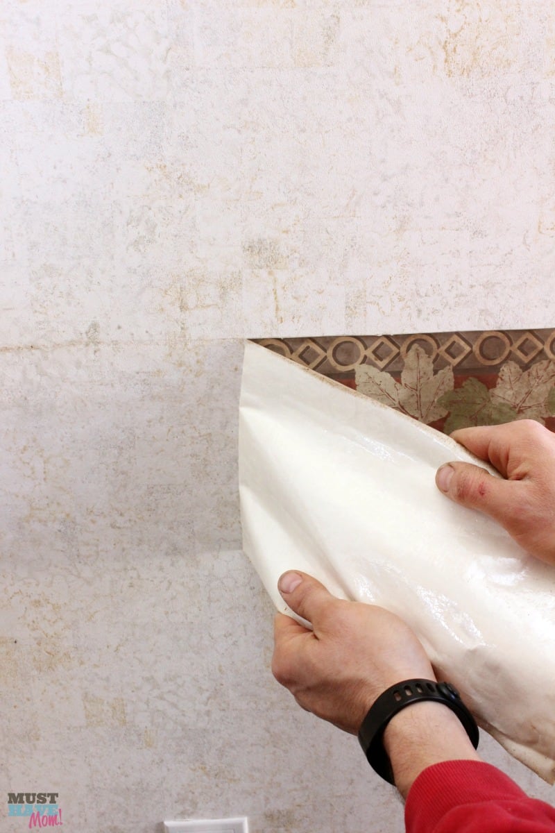 How to remove the outdated wallpaper border in your RV / Camper. Tips to easily do an RV makeover!